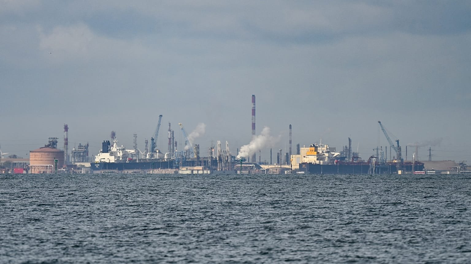 İran abluka dinlemedi! Petrolden para bastı!