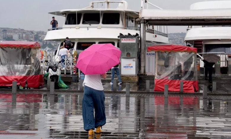 İstanbul “Bu ne soğuk” mu diyecek? 3 İstanbul'da sıcaklıkların, cuma gününden itibaren kuzeyden gelecek serin havayla hissedilir derecede azalması ve yerini yağışlı havaya bırakması bekleniyor