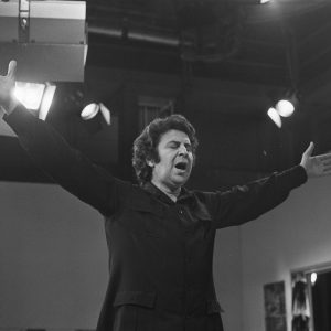 Mikis Theodorakis Kimdir: Zorba’nın Müziğini Yazan Adam