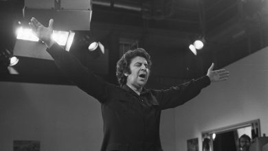 Mikis Theodorakis Kimdir: Zorba’nın Müziğini Yazan Adam 7 Mikis Theodorakis 1972'de sahnede orkestrayi yonetirken