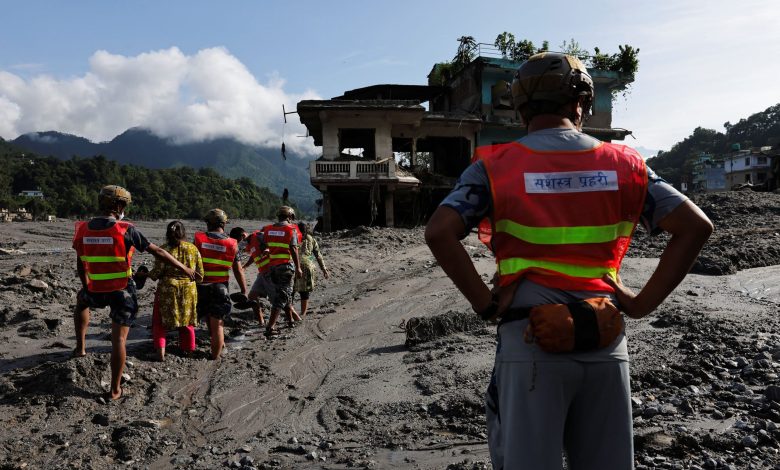 Nepal'in Çin sınırına yakın Rasuwa ve çevresinde meydana gelen sel nedeniyle en az 10 bin ailenin evini kaybettiği bildirildi