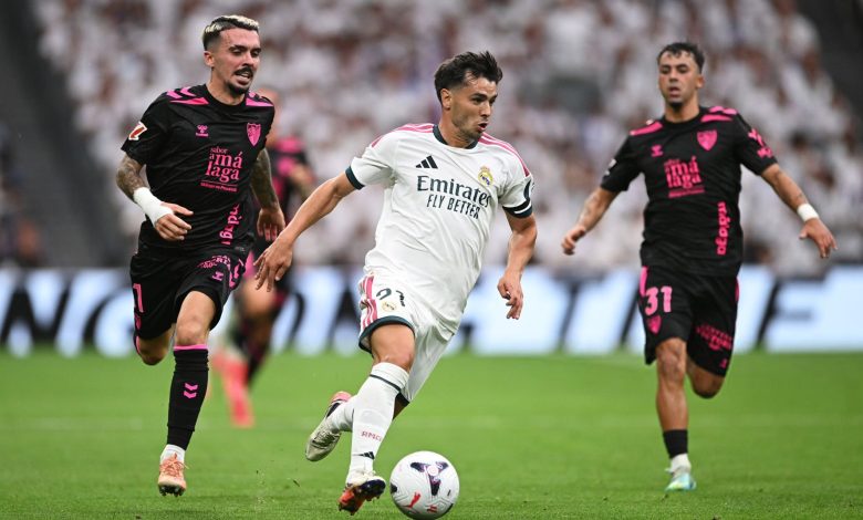 Real Madrid üçte üç yaptı! Arda Güler girip attı 1 İspanya Ligi'nde Real Madrid, Malaga'yı 4-0 yenerek üç haftada 9 puana ulaştı. Arda Güler son 3 dakika oynamasına rağmen golünü attı