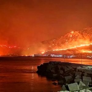 Sicilya’da orman yangınları yerleşim yerlerine dayandı