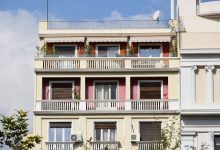 Atina Kolonaki'de balkonlu bakimli bir apartman cephesi