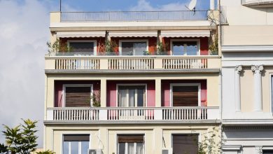 Atina Kolonaki'de balkonlu bakimli bir apartman cephesi