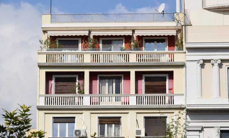 Spiti Mou Konut Kredisi: Yarısı Faizsiz, Süre Doluyor 1 Atina Kolonaki'de balkonlu bakimli bir apartman cephesi