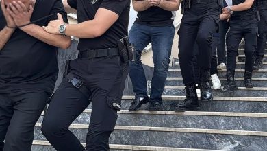 Vize randevusu soruşturmasında 37 tutuklama 2 Vize randevularını “bot” yazılımlarla toplu şekilde alarak vatandaşlara ücret karşılığında sattıkları iddia edilen şüphelilere yönelik soruşturmada 37 kişi tutuklandı