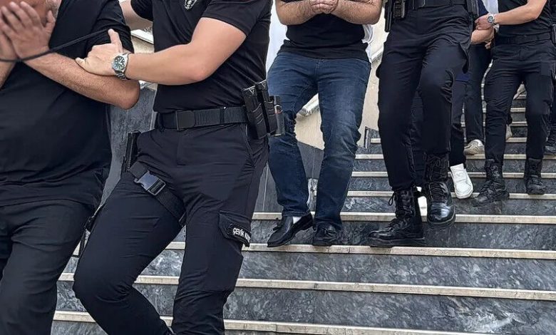 Vize randevularını “bot” yazılımlarla toplu şekilde alarak vatandaşlara ücret karşılığında sattıkları iddia edilen şüphelilere yönelik soruşturmada 37 kişi tutuklandı