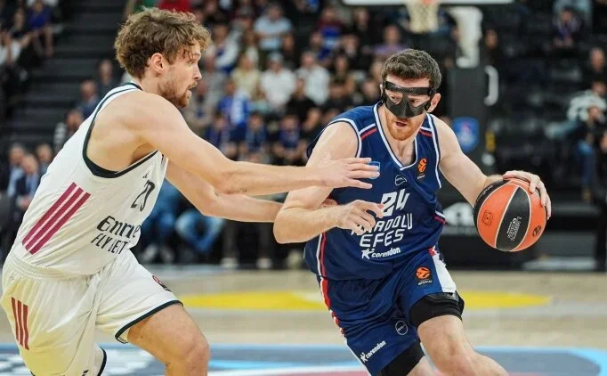 Anadolu Efes, Real Madrid’i mağlup ederek EuroLeague sezonunun ilk galibiyetini elde etti 1 Anadolu Efes, EuroLeague'in 2. haftasında Real Madrid'i 94-84 mağlup ederek sezonun ilk galibiyetini aldı.