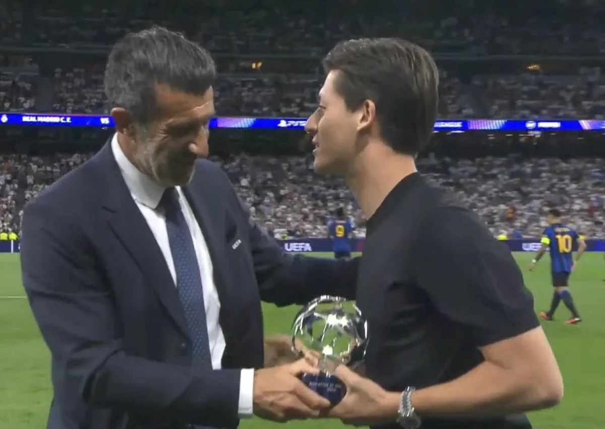 Şampiyonlar Ligi’nde ilk gecede gol yağmuru 1 Arda Güler, Real Madrid-Inter karşılaşması öncesinde Şampiyonlar Ligi’nde sezonun çıkış yapan oyuncusu ödülünü Luis Figo’nun elinden aldı.
