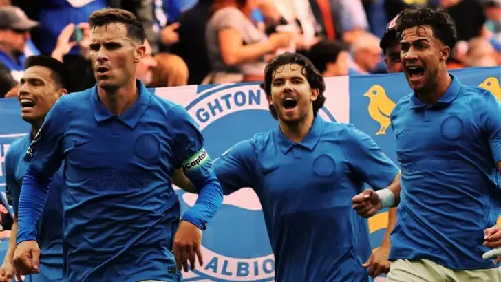 Premier Lig’de liderin adı değişti. Yeni lider Manchester City 2 Premier Lig'de son şampiyon Arsenal, Brighton deplasmanında 3-0 mağlup olarak sezonun ilk puan kaybını yaşadı.