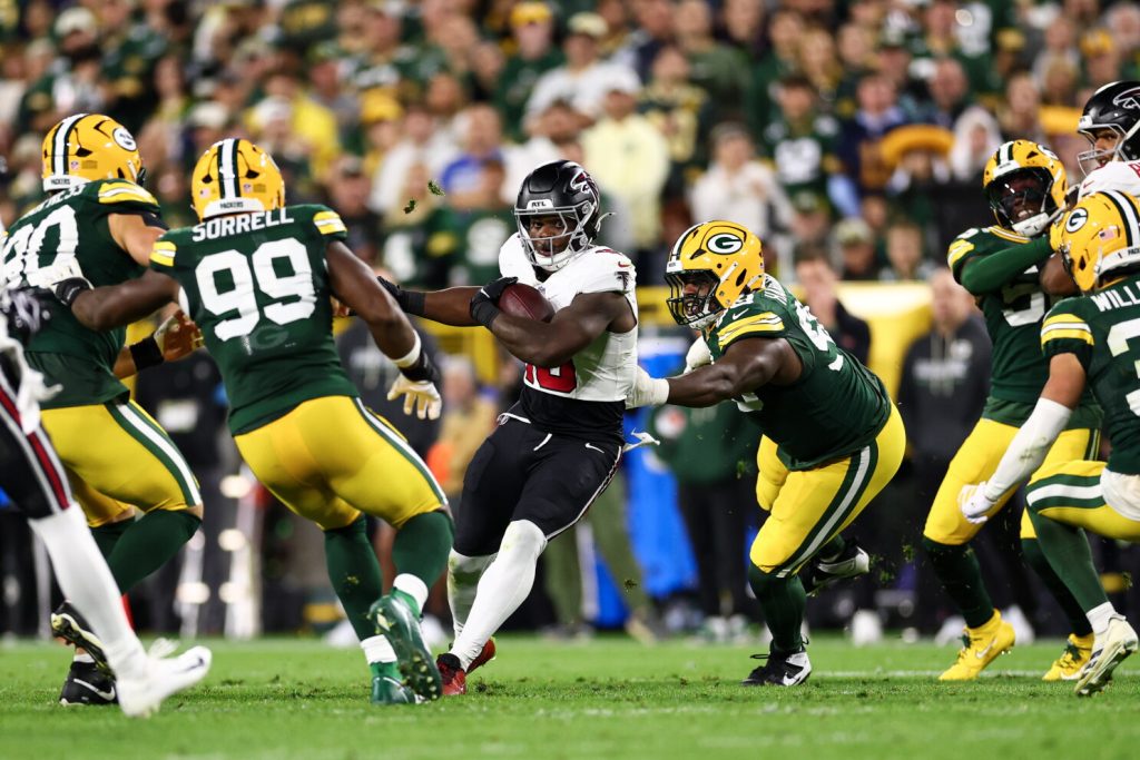 NFL’de 3. haftanın açılış maçında Atlanta Falcons, Lambeau Field’da Green Bay Packers’ı ezip geçti 1 NFL'de 3.hafta başladı. Atlanta Falcons, Lambeau Field’da Green Bay Packers’ı 35-14 mağlup ederek sezonun ilk galibiyetini aldı.