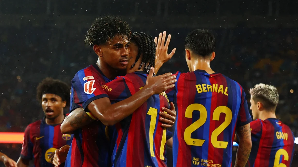 La Liga’da Barcelona şov 1 La Liga'ya Barcelona damgası. Ev sahibi ekip Racing Santander 7-2’lik farklı galibiyetle haftaya damga vurdu. Raphinha ise attığı 3 golle yıldızlaştı.