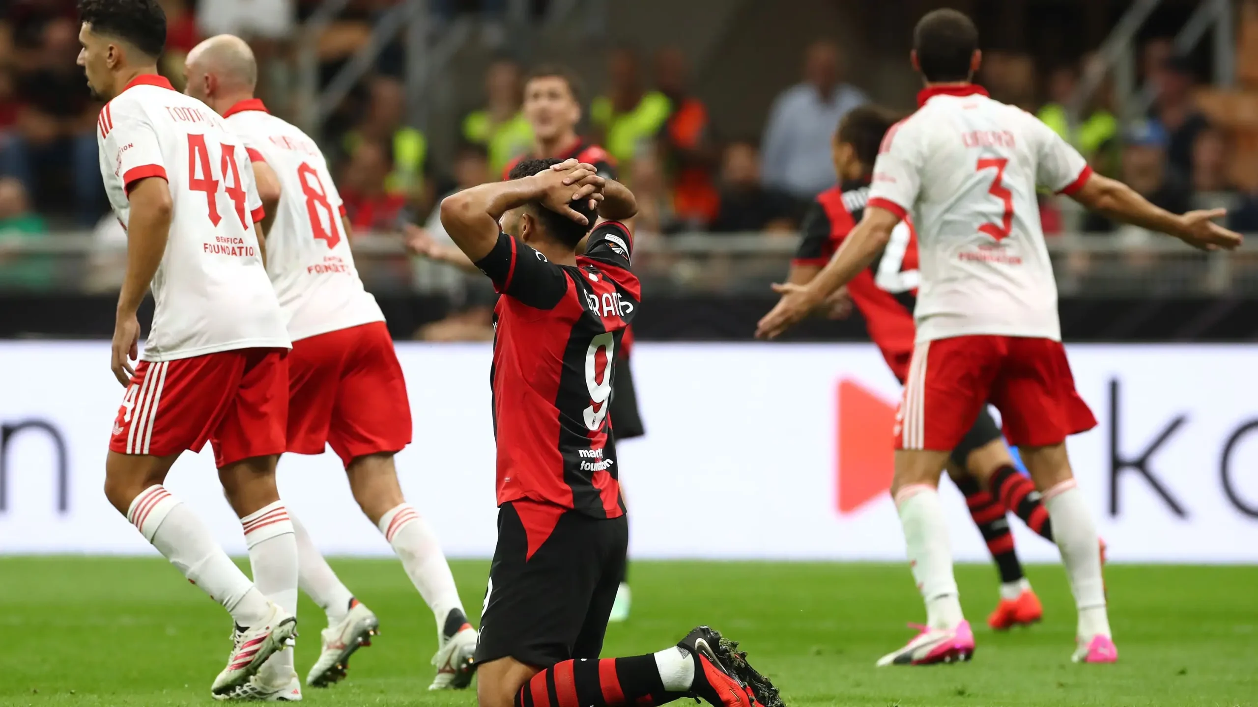 Benfica, San Siro’da Milan’ı 2-0 mağlup ederek UEFA Avrupa Ligi’ne üç puanla başladı.