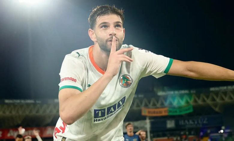 Beşiktaş, Corendon Alanyaspor forması giyen 22 yaşındaki stoper Ümit Akdağ’ı kadrosuna kattı.