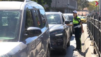 Beşiktaş Meydanı’nda polis ekipleri, yaya geçitlerinde dron destekli trafik denetimi gerçekleştirdi.