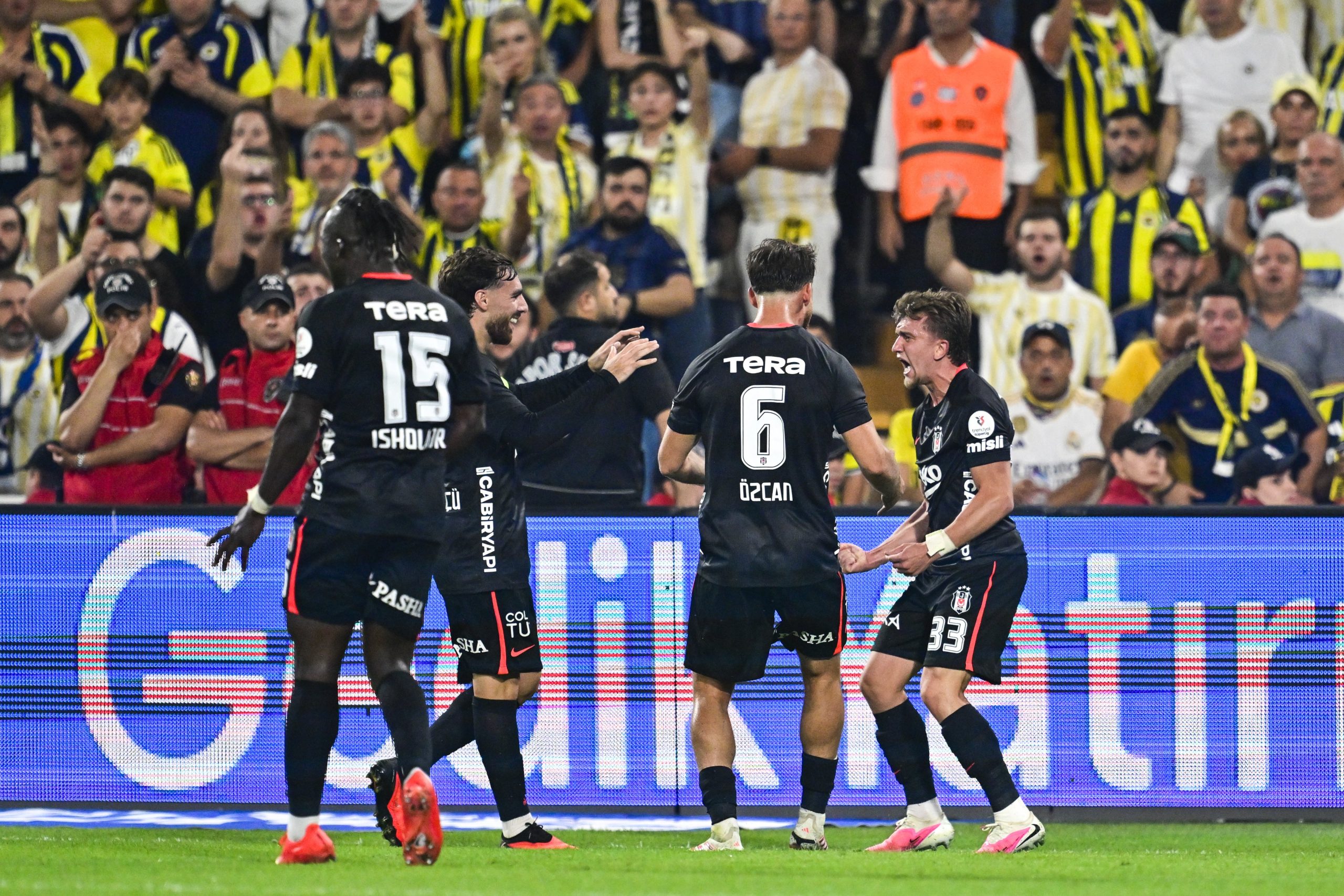 Beşiktaş derbide son noktayı koydu