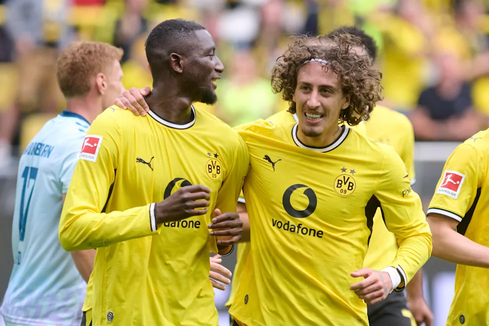 Bundesliga’nın 3. haftasında gol yağmuru 1 Bundesliga'ya fırtına gibi giren Borrussia Dortmund, ligde oynadığı üç maçı da kazanarak 9 puana ulaştı.