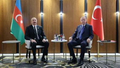 Cumhurbaşkanı Erdoğan ile Aliyev Bişkek’te görüştü 6 Kırgızistan’ın başkenti Bişkek’te bulunan Cumhurbaşkanı Erdoğan, ilk temasını Azerbaycan Cumhurbaşkanı İlham Aliyev ile gerçekleştirdi.