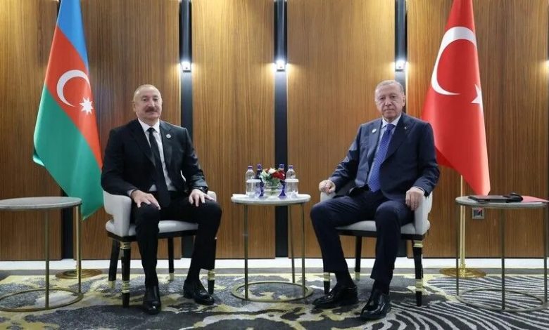 Cumhurbaşkanı Erdoğan ile Aliyev Bişkek’te görüştü 2 Kırgızistan’ın başkenti Bişkek’te bulunan Cumhurbaşkanı Erdoğan, ilk temasını Azerbaycan Cumhurbaşkanı İlham Aliyev ile gerçekleştirdi.