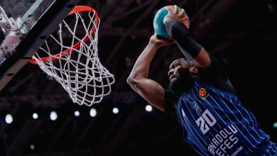 Anadolu Efes perdeyi Barcelona ile açtı