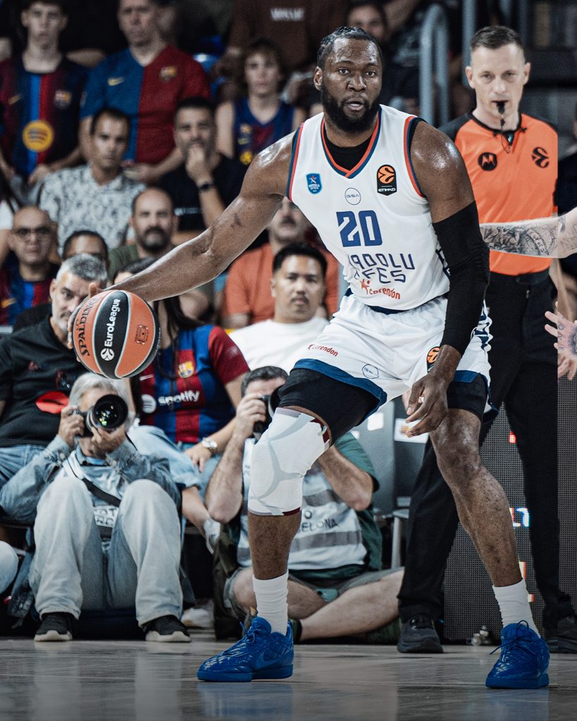 Anadolu Efes perdeyi Barcelona ile açtı 1 efes2 819x1024 1