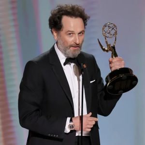 Emmy Ödülleri’nde tarihi gece! Matthew Rhys aynı gecede iki başrol ödülü kazandı