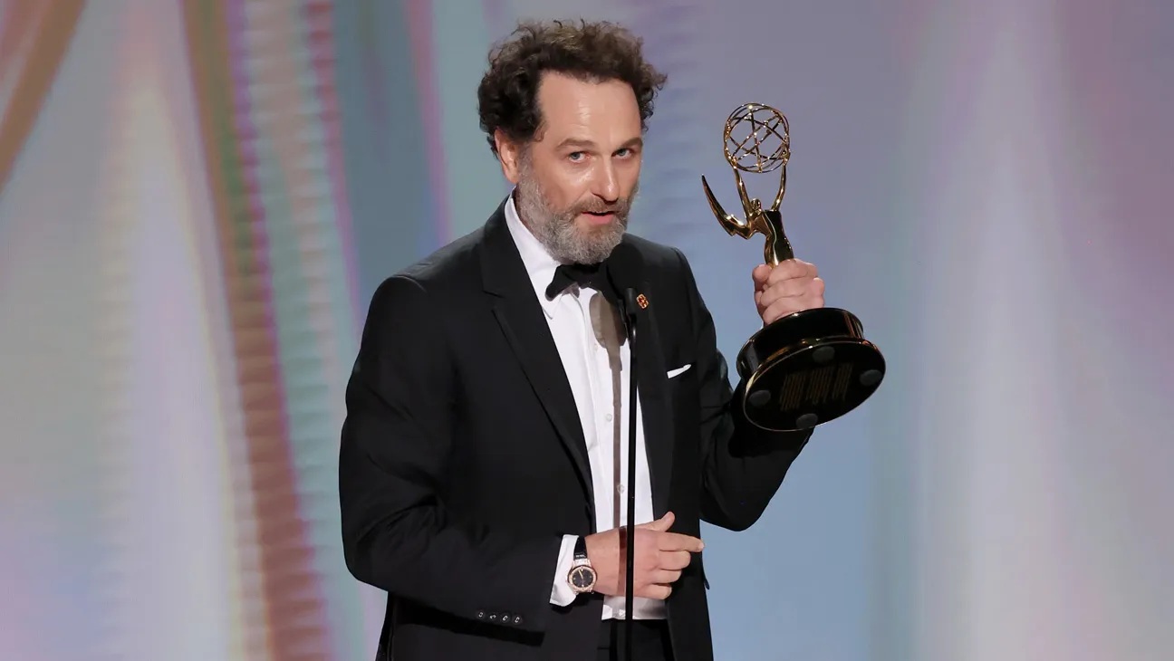 Emmy Ödülleri’nde tarihi gece! Matthew Rhys aynı gecede iki başrol ödülü kazandı