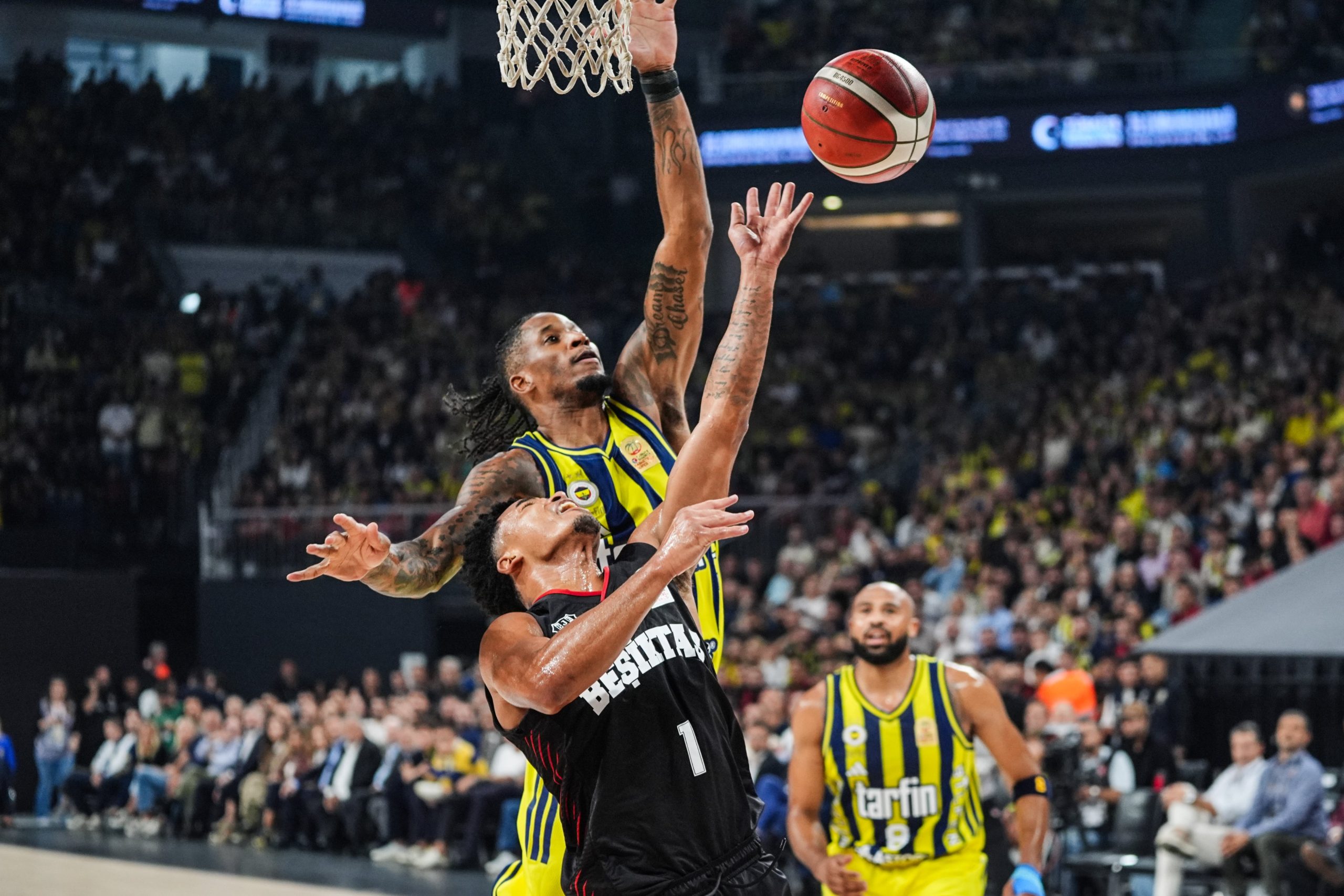Fenerbahçe potada Beşiktaş’ı ezdi