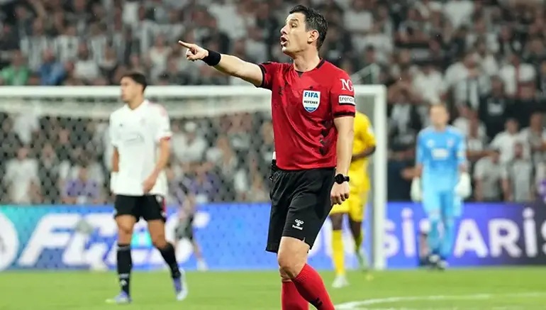 Fenerbahçe-Beşiktaş derbisinin hakemi belli oldu 1 Türkiye Futbol Federasyonu, cumartesi günü Kadıköy’de oynanacak Fenerbahçe-Beşiktaş derbisinde Halil Umut Meler’in görev yapacağını duyurdu.