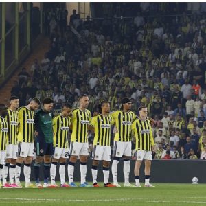 Fenerbahçe Roma karşısında geri döndü! Devler Ligi’ne 1 puanla başladı