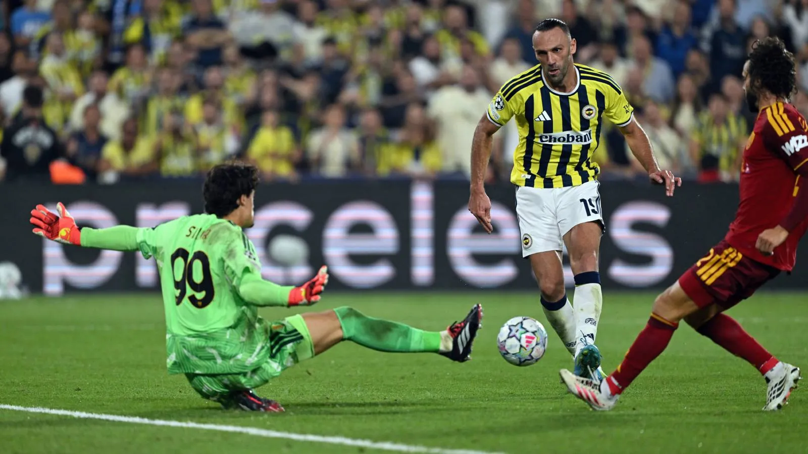 Şampiyonlar Ligi’nde ilk hafta heyecanı sona erdi 2 Fenerbahçe, 18 yıl aradan sonra çıktığı ilk Şampiyonlar Ligi maçında Roma ile 1-1 berabere kaldı.