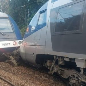 Fransa’da yolcu treni raydan çıktı!