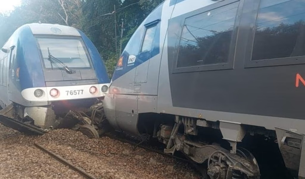 Fransa’da yolcu treni raydan çıktı!