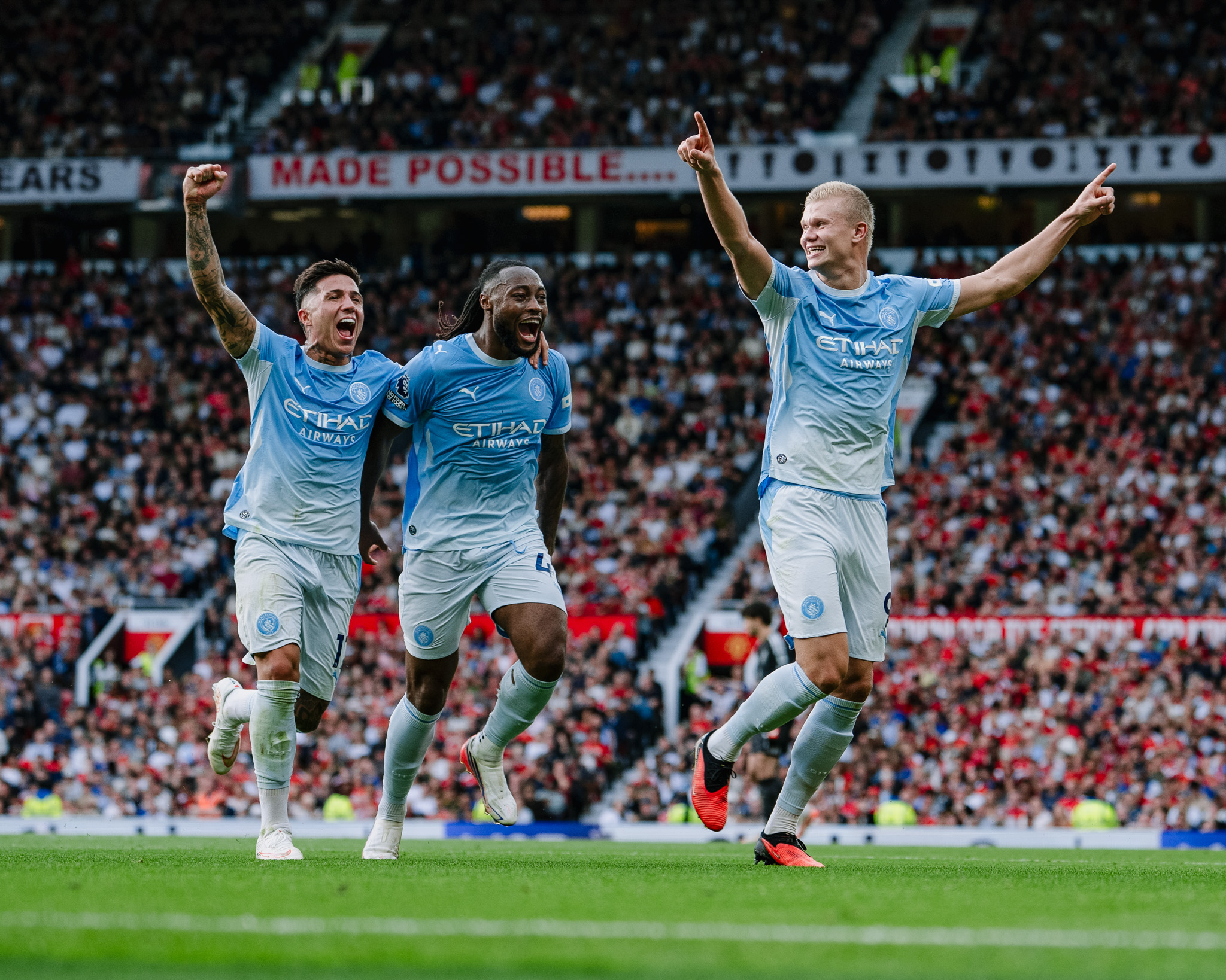 Manchester City 10 kişiyle derbide güldü