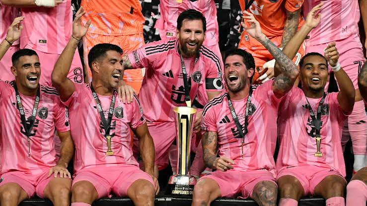 Lionel Messi tarih yazmaya devam ediyor. Efsane isim 49. kupasını kazandı. 3 Lionel Messi, Cruz Azul karşısında 1 gol ve 1 asistle oynarken Inter Miami Campeones Cup’ı kazanarak bir kez daha kupa sevinci yaşadı.