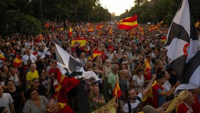 İspanya’da Ceuta krizi sokağa taşındı! Binlerce kişi Sanchez hükümetini protesto etti 2 Fas’tan Ceuta’ya on binlerce düzensiz göçmenin geçmesinin ardından büyüyen siyasi kriz, ülke genelinde protestolara dönüştü.