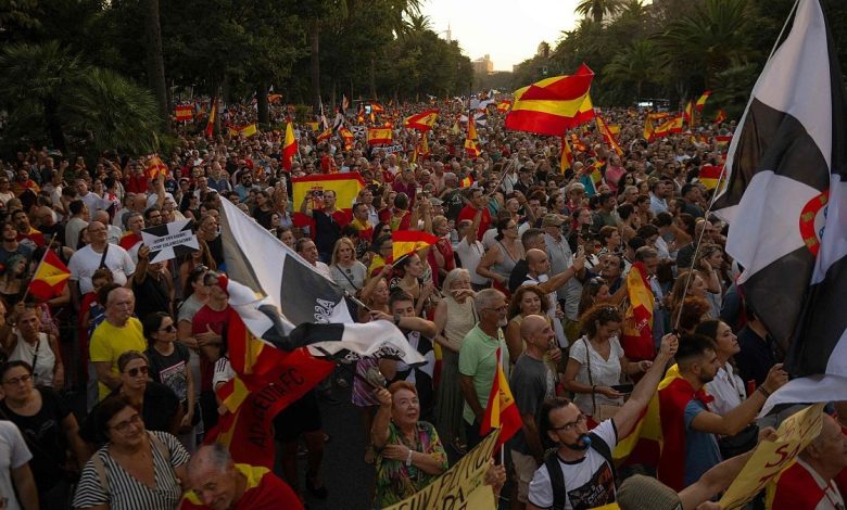 Fas’tan Ceuta’ya on binlerce düzensiz göçmenin geçmesinin ardından büyüyen siyasi kriz, ülke genelinde protestolara dönüştü.