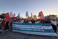 İstanbul Emek, Barış ve Demokrasi Güçleri öncülüğünde Kadıköy’de bir araya gelen grup, Dünya Barış Günü kapsamında yürüyüş gerçekleştirdi.