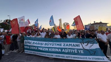 İstanbul Emek, Barış ve Demokrasi Güçleri öncülüğünde Kadıköy’de bir araya gelen grup, Dünya Barış Günü kapsamında yürüyüş gerçekleştirdi.