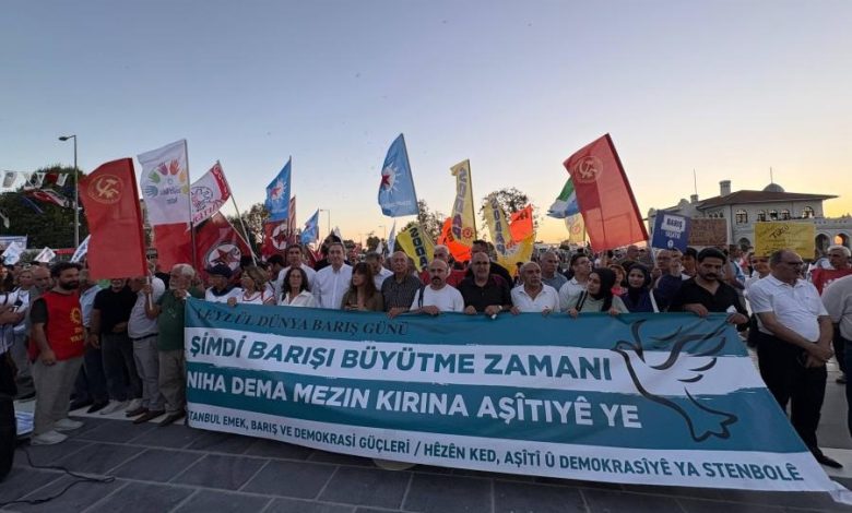 Kadıköy’de Dünya Barış Günü yürüyüşü 1 İstanbul Emek, Barış ve Demokrasi Güçleri öncülüğünde Kadıköy’de bir araya gelen grup, Dünya Barış Günü kapsamında yürüyüş gerçekleştirdi.