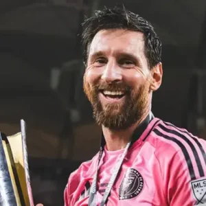 Lionel Messi tarih yazmaya devam ediyor. Efsane isim 49. kupasını kazandı.