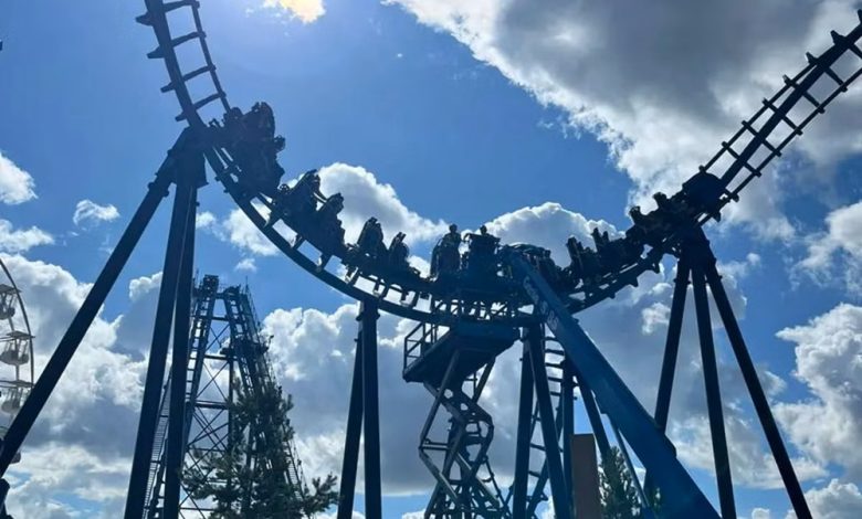 Lunaparkta korku dolu anlar! Tren 15 metre yüksekte kaldı 1 İngiltere’nin doğusundaki bir lunaparkta Wipeout adlı hız treninin raylar üzerinde aniden durmasıyla yolcular yaklaşık 15 metre yüksekte mahsur kaldı. İ