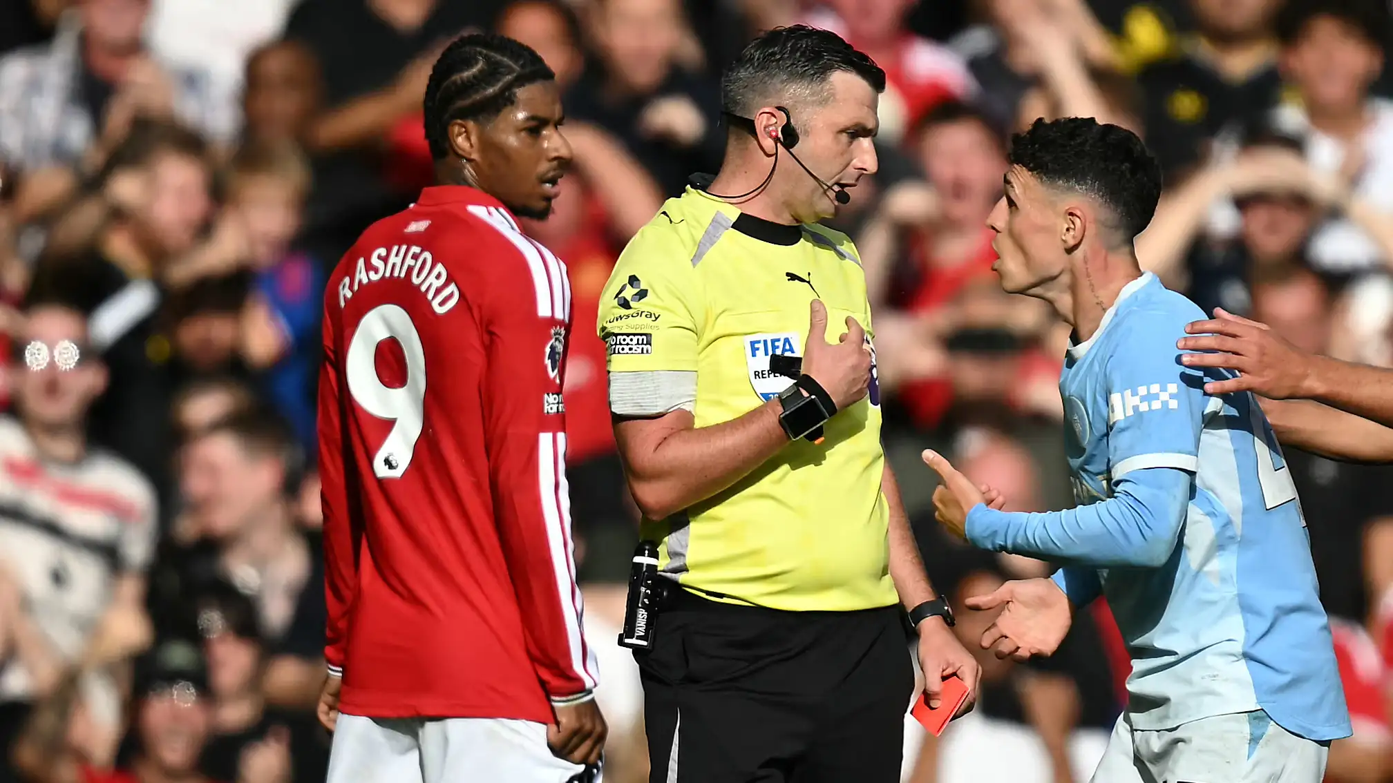 Premier Lig’de ne oldu? Arsenal yola kayıpsız devam ederken olaylı Manchester derbisi City’nin 8 Premier Lig'in 4. haftasında Haaland golüyle ezeli rakibi Manchester United'ı mağlup eden Manchester City puanını 12'ye çıkardı. Maça hakem kararları damgasını vurdu.