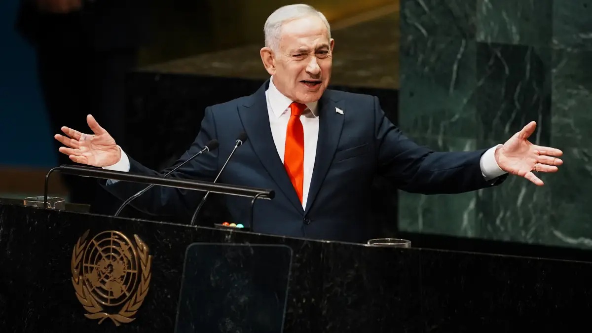 Netanyahu BM kürsüsünde çağrı cihazını gösterdi!