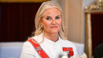 Mette-Marit hakkındaki en büyük tartışmalardan biri ise Jeffrey Epstein ile geçmişte kurduğu ilişkiye dair yazışmaların ortaya çıkmasıyla başladı.