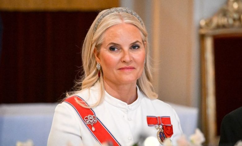 Mette-Marit hakkındaki en büyük tartışmalardan biri ise Jeffrey Epstein ile geçmişte kurduğu ilişkiye dair yazışmaların ortaya çıkmasıyla başladı.