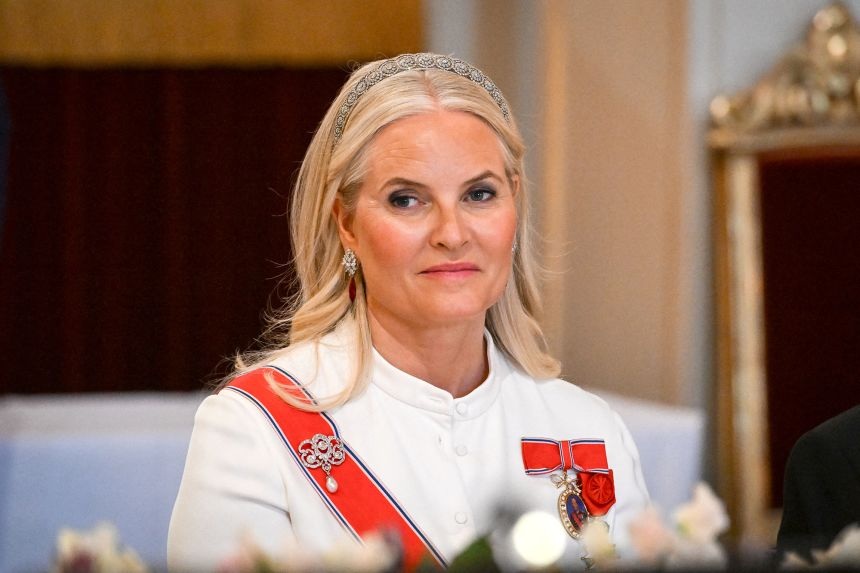 Norveç’te herkes Kraliçesi Mette-Marit ile Epstein bağlantısını konuşuyor