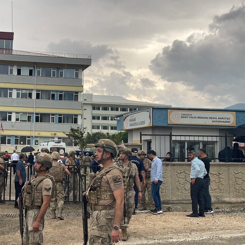 Osmaniye Farabi Anadolu Lisesi’nde silahlı saldırı! Öğretmen hayatını kaybetti 1 osmaniyesaldiri2 1024x1024 1