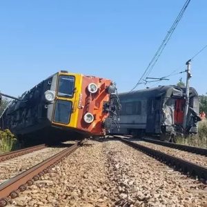 Polonya’da beton mikseri yolcu trenine çarptı
